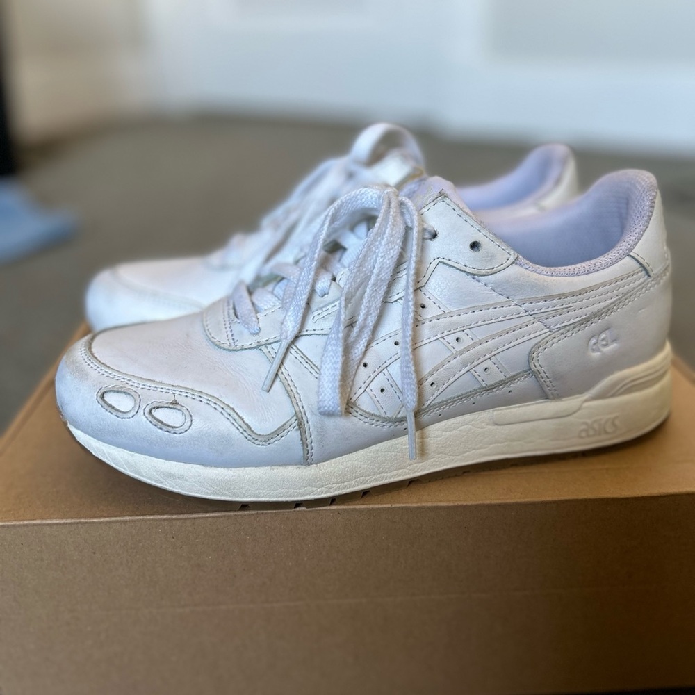 White ASICS gel-lyte sneakers